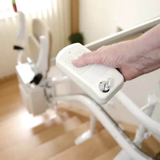 Treppenlift Alpha | Der Kurven-Treppenlift für innen & außen mit Farbauswahl – Bild 7