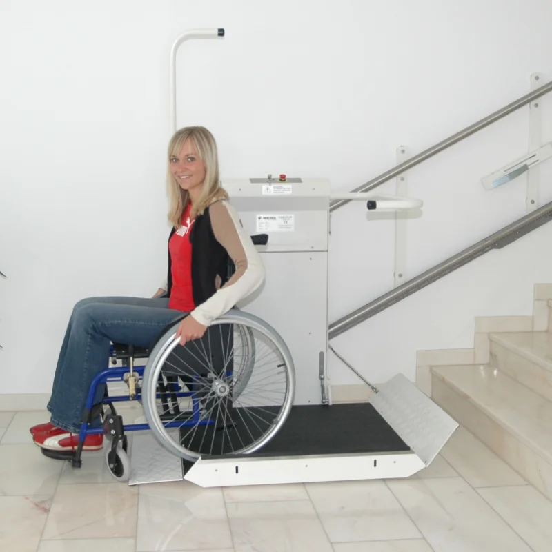 Plattformlift Delta | mit Rollstuhlfahrerin